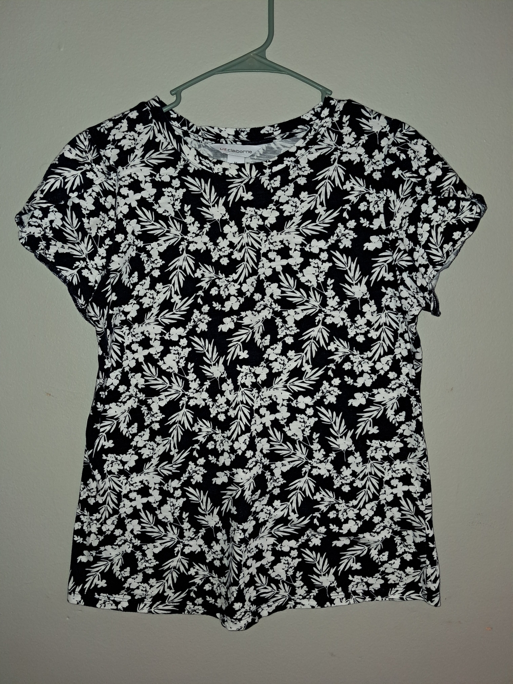 Liz Claiborne Navy and White Floral Crewneck Tee